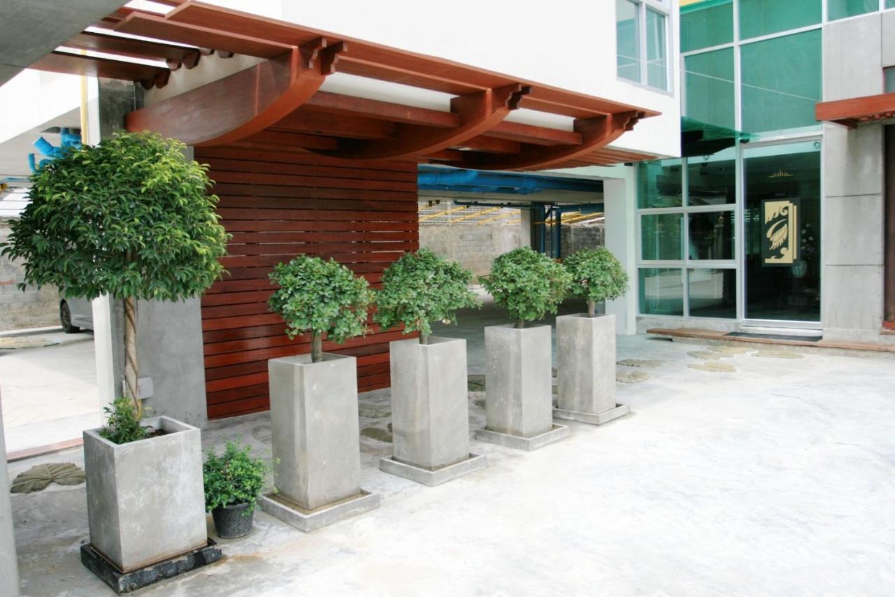 Bansabai Sabaidee Service Apartment Бангкок Экстерьер фото