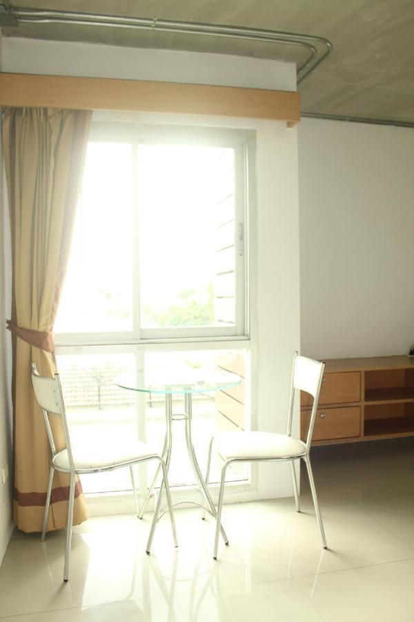 Bansabai Sabaidee Service Apartment Бангкок Экстерьер фото